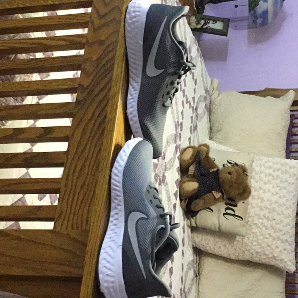Men’s new never worn grey Nike revolution sneakers size 8.5